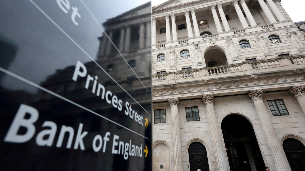 A direction sign is seen near the Bank of England building in London, Britain, Feb. 3, 2025. (Reuters Photo)