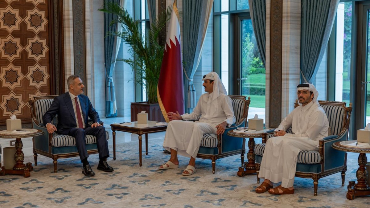 Foreign Minister Hakan Fidan meets with Qatar’s Emir Sheikh Tamim bin Hamad Al Thani in Doha, March 19, 2026. (AA Photo)