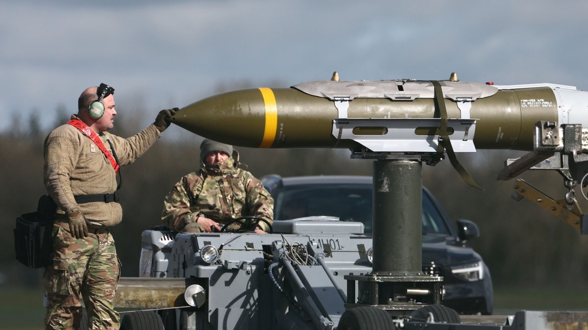 U.S. Military personnel take away Joint Direct Attack Munitions (JDAMs), removed from a U.S. Air Force B-1 Lancer bomber at RAF Fairford in south-west England, March 15, 2026. (AFP Photo)