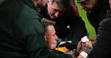 Galatasaray's Noa Lang receives medical attention after cutting his thumb during the UEFA Champions League round of 16 second-leg match against Liverpool at Anfield, Liverpool, U.K., March 18, 2026. (AFP Photo)
