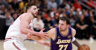 Los Angeles Lakers’ Luka Doncic (R) in action against Houston Rockets’ Alperen Şengün (28) during the game at Toyota Center, Houston, U.S., March 18, 2026. (AFP Photo)