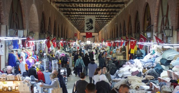 People fill markets on the occasion of the holiday, Edirne, Türkiye, March 19, 2026. (AA Photo)