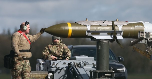 U.S. Military personnel take away Joint Direct Attack Munitions (JDAMs), removed from a U.S. Air Force B-1 Lancer bomber at RAF Fairford in south-west England, March 15, 2026. (AFP Photo)