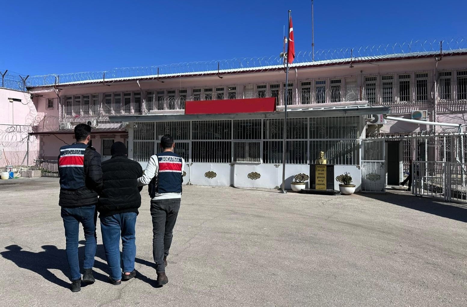 Türkiye arrests 14 in nationwide raids against Daesh during Eid