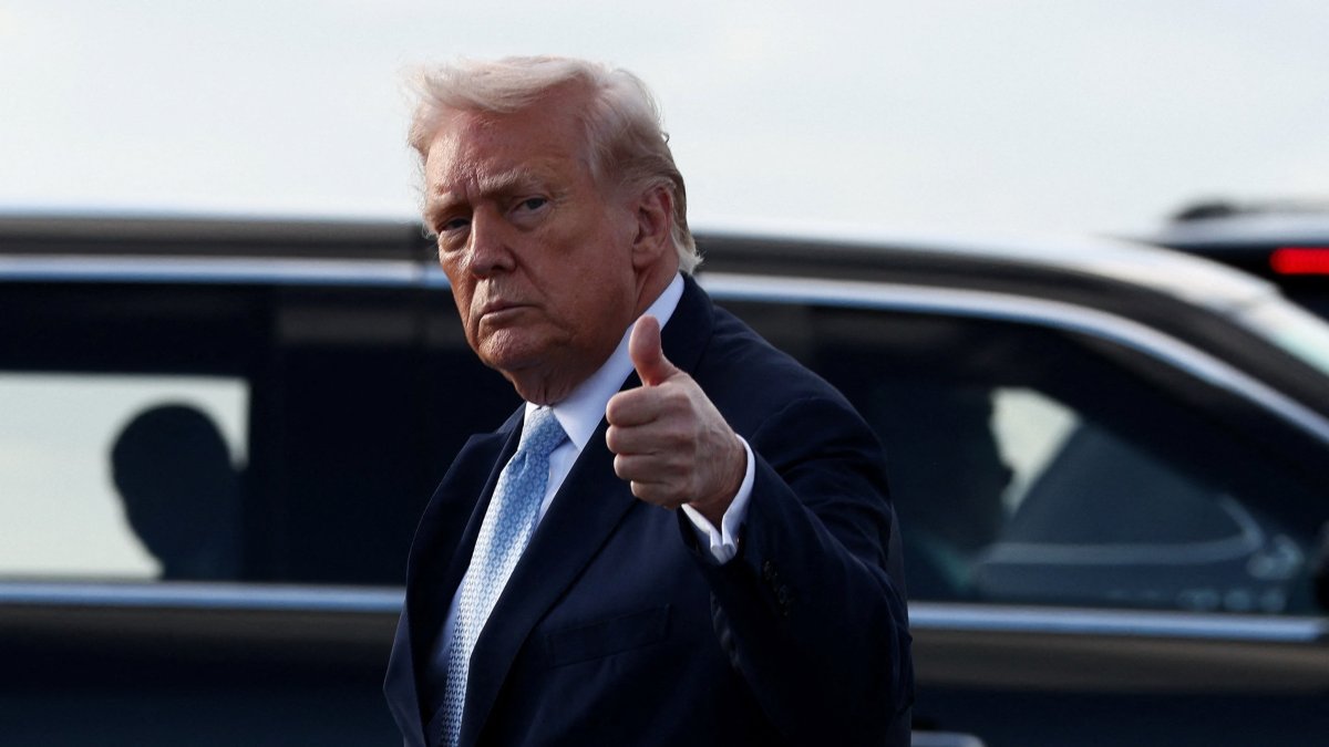U.S. President Donald Trump gestures as he steps from Air Force One upon his arrival, West Palm Beach, U.S., March 20, 2026. (Reuters Photo)