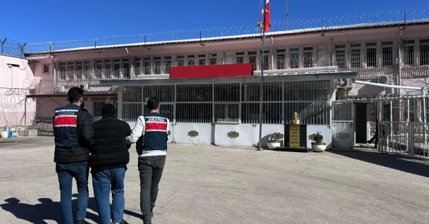 Gendarmerie officers arrest a suspect linked to the Daesh terrorist group in southeastern Gaziantep province, Türkiye, March 10, 2026. (DHA Photo)