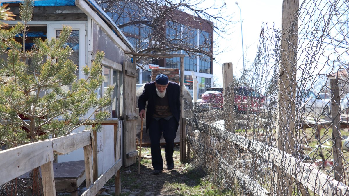Kaya Bulut heads to his house after working in his garden, Sivas, Türkiye, March 22, 2026. (AA Photo)