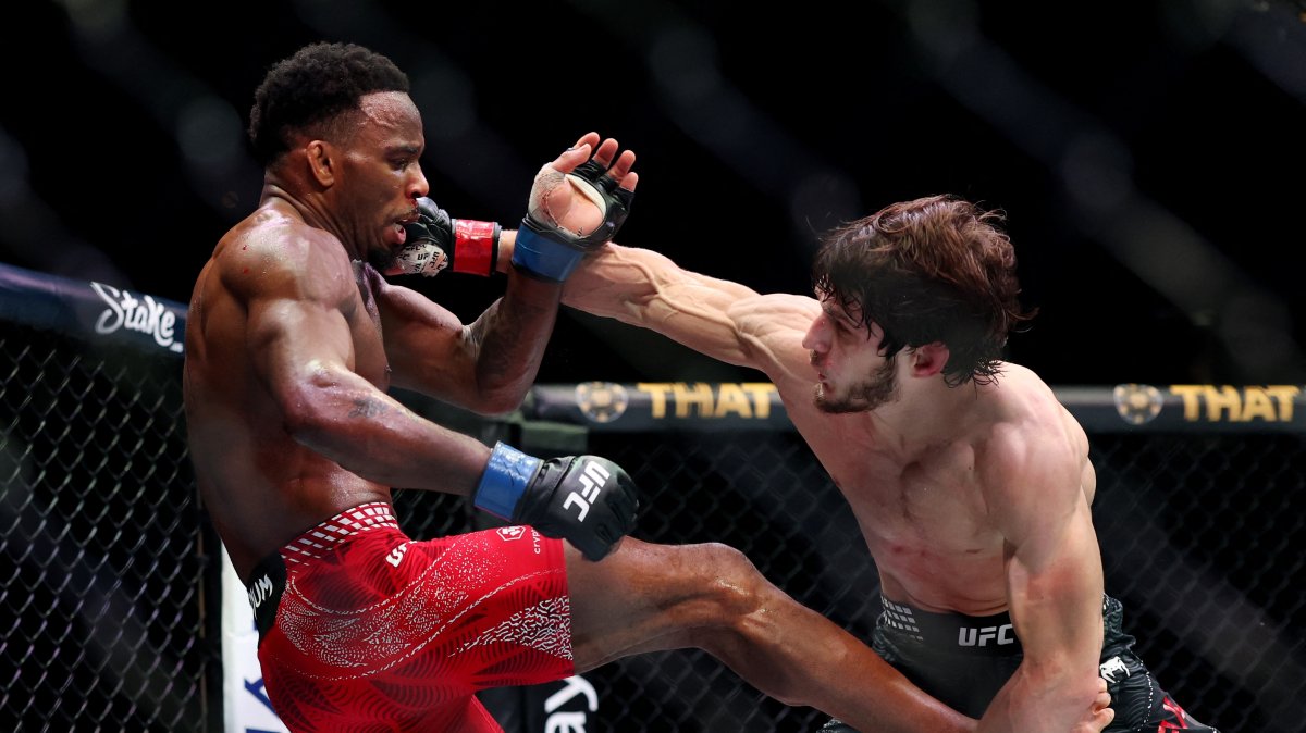 Movsar Evloev (R) in action during his fight against Lerone Murphy during UFC Fight Night, London, U.K., March 21, 2026. (Reuters Photo)
