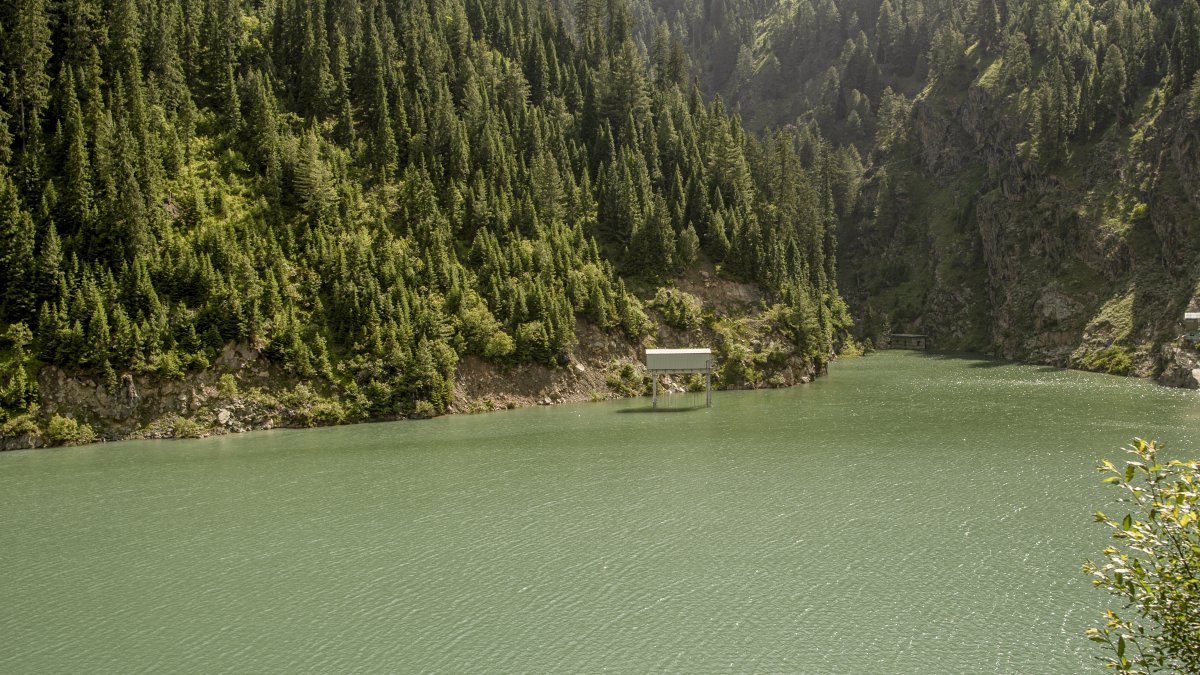 The lake behind the dam in the Gurez valley in Bandipora near the India-Pakistan border, June 5, 2025. (AFP File Photo)