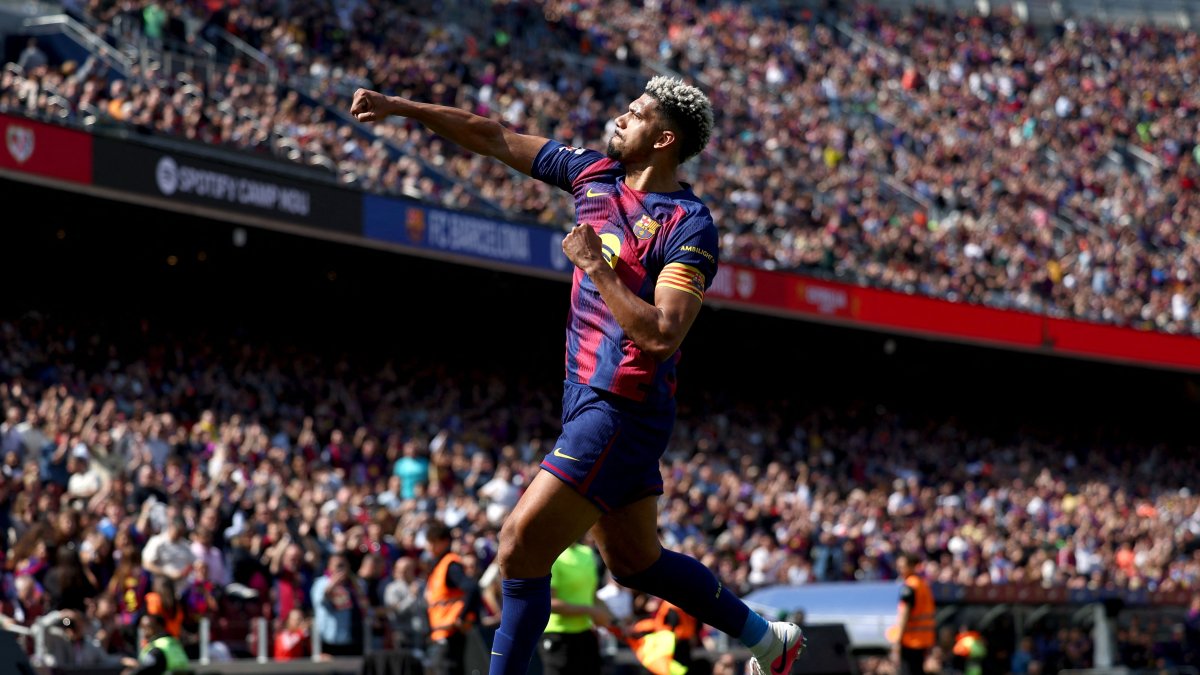 Barcelona's Ronald Araujo celebrates scoring his team's first goal during the Spanish league football match between FC Barcelona and Rayo Vallecano de Madrid at Camp Nou Stadium, Barcelona, Spain, March 22, 2026. (AFP Photo)