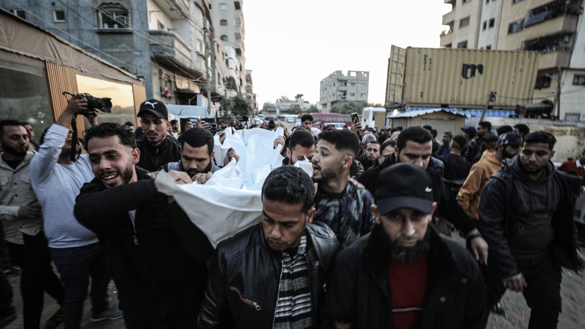 Family and friends carry the body of a Palestinian who was killed during an Israeli missile strike, Gaza City, Palestine, March 22, 2026. (AA Photo)