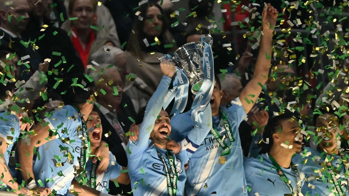 Manchester City's Bernardo Silva lifts the trophy as City players celebrate after the English League Cup final football match between Arsenal and Manchester City at Wembley Stadium, London, U.K., March 22, 2026. (AFP Photo)