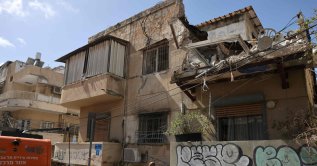Rescuers secure the area around a house damaged following an impact reportedly caused either by a missile or by interceptor fragments, Tel Aviv, Israel, March 22, 2026. (AFP Photo)