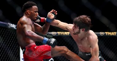 Movsar Evloev (R) in action during his fight against Lerone Murphy during UFC Fight Night, London, U.K., March 21, 2026. (Reuters Photo)
