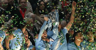 Manchester City's Bernardo Silva lifts the trophy as City players celebrate after the English League Cup final football match between Arsenal and Manchester City at Wembley Stadium, London, U.K., March 22, 2026. (AFP Photo)