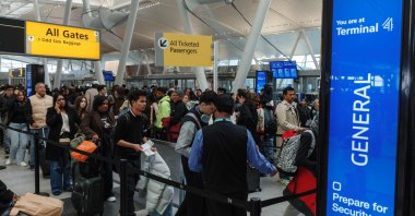 People wait in long TSA security lines at John F. Kennedy International Airport in New York, New York, U.S., March 22, 2026. (AFP Photo)