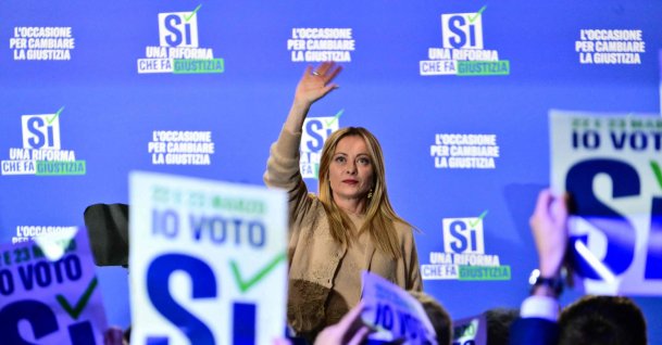Italy's Prime Minister Giorgia Meloni waves to supporters at the end of a campaign meeting of Italian right-wing party Brothers of Italy (Fratelli d'Italia) (Fdi) to support the "Yes" to Justice referendum, Milan, Italy, March 12, 2026. (AFP Photo)