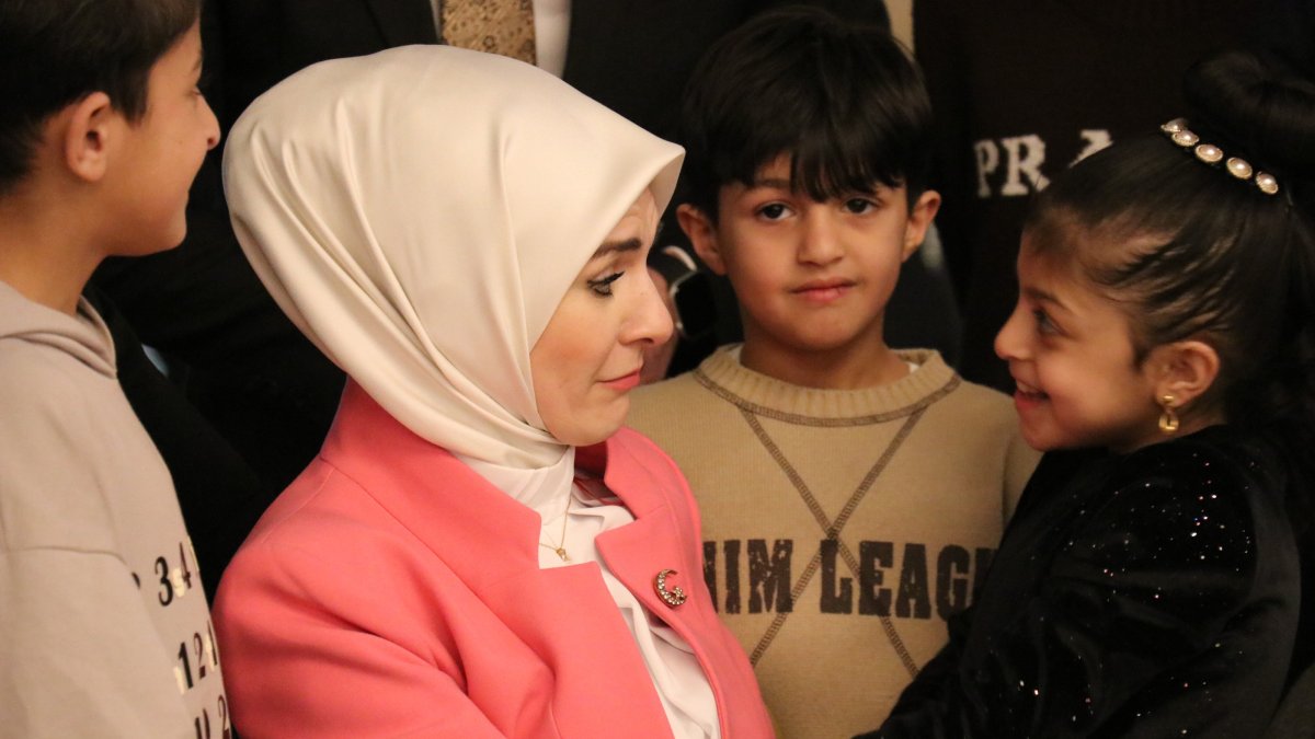 Mahinur Özdemir Göktaş interacts with children during the World Orphans Day iftar event, Kocaeli, Türkiye, March 5, 2026. (AA Photo)