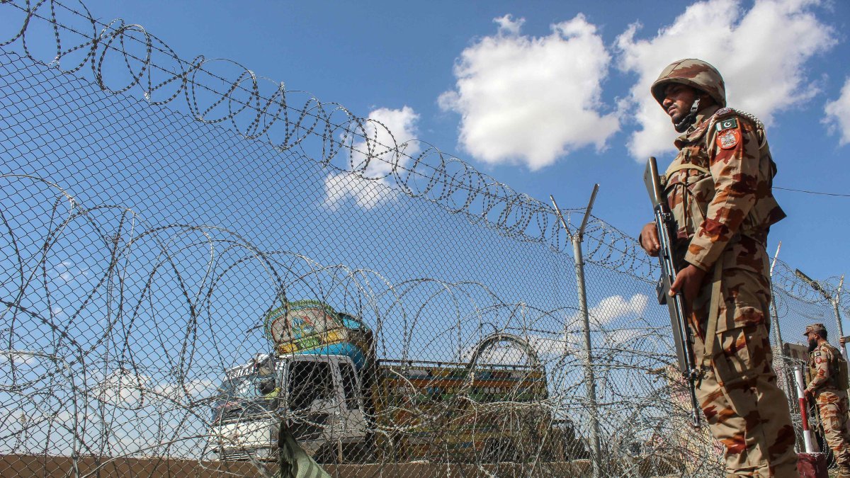 Pakistani soldiers keep watch at the Pakistan-Afghanistan border in Chaman, Balochistan province, March 19, 2026. (AFP Photo)