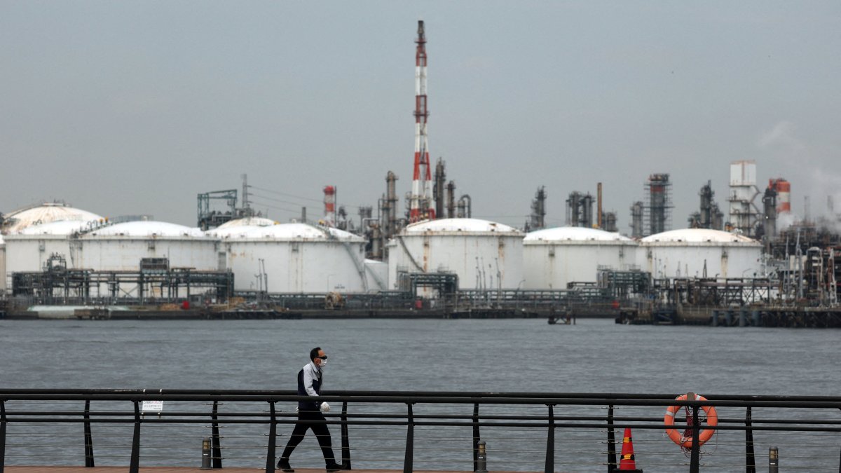 An oil refinery in the Keihin Industrial Zone in Kawasaki, south of Tokyo, Japan, March 17, 2026. (Reuters Photo)