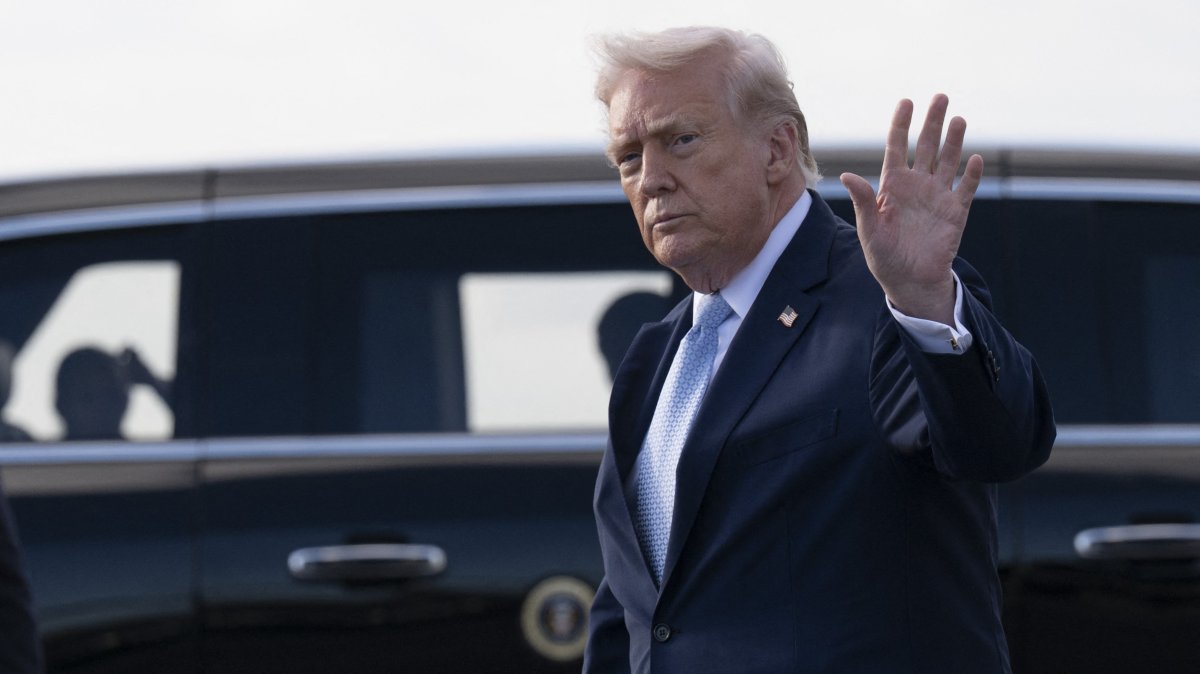 U.S. President Donald Trump waves after landing at Palm Beach International Airport, Florida, U.S., March 20, 2026. (AFP Photo)