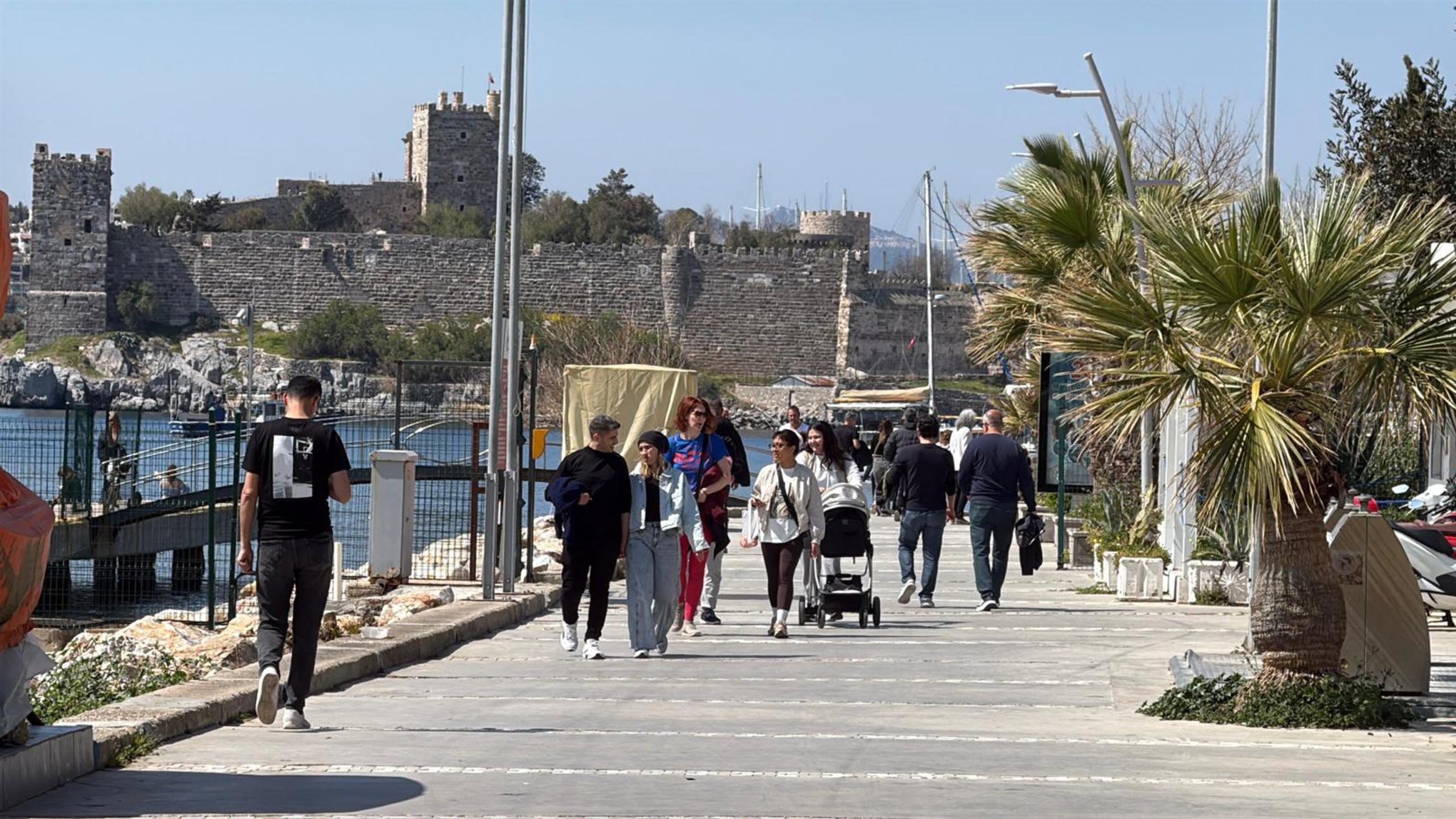 Foreign tourist arrivals to Türkiye slightly down in February