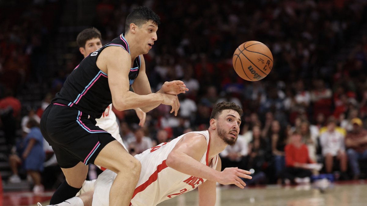 Miami Heat forward Simone Fontecchio (L) and Houston Rockets center Alperen Şengün reach for the ball during the first half at Toyota Center in Houston, U.S., March 21, 2026. (Reuters Photo)