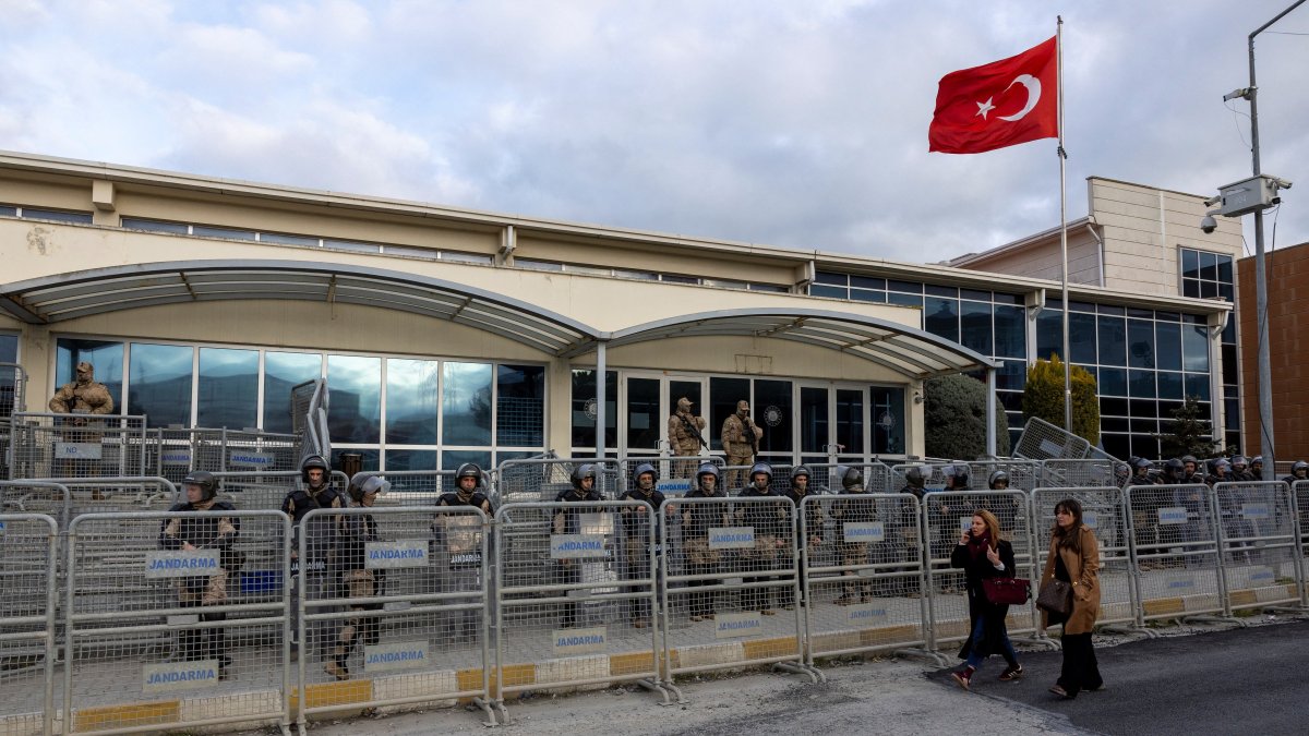 Turkish soldiers stand guard behind barricades in front of the courthouse where Imamoğlu and others are on trial, Istanbul, Türkiye, March 9, 2026. (Reuters Photo)