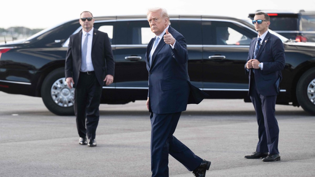 U.S. President Donald Trump gives a thumbs up after disembarking Air Force One at Palm Beach International Airport in West Palm Beach, Florida, U.S., March 20, 2026. (AFP Photo)