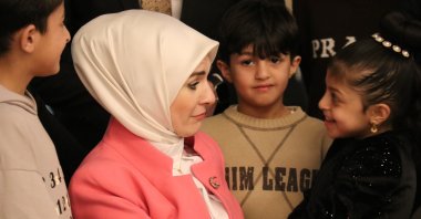 Mahinur Özdemir Göktaş interacts with children during the World Orphans Day iftar event, Kocaeli, Türkiye, March 5, 2026. (AA Photo)