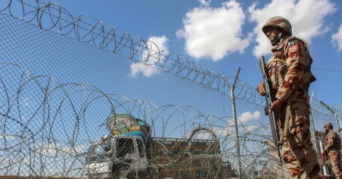 Pakistani soldiers keep watch at the Pakistan-Afghanistan border in Chaman, Balochistan province, March 19, 2026. (AFP Photo)
