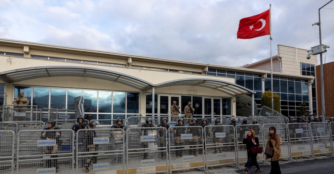 Turkish soldiers stand guard behind barricades in front of the courthouse where Imamoğlu and others are on trial, Istanbul, Türkiye, March 9, 2026. (Reuters Photo)