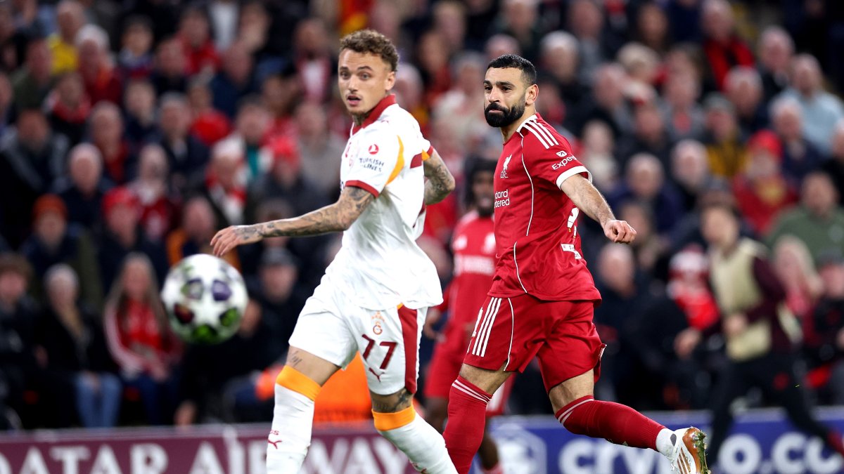 Liverpool's Mohamed Salah (R) in action against Galatasaray's Noa Lang during the UEFA Champions League Round of 16 2nd leg match between Liverpool and Galatasaray, Liverpool, U.K., March 18, 2026. (EPA Photo)
,