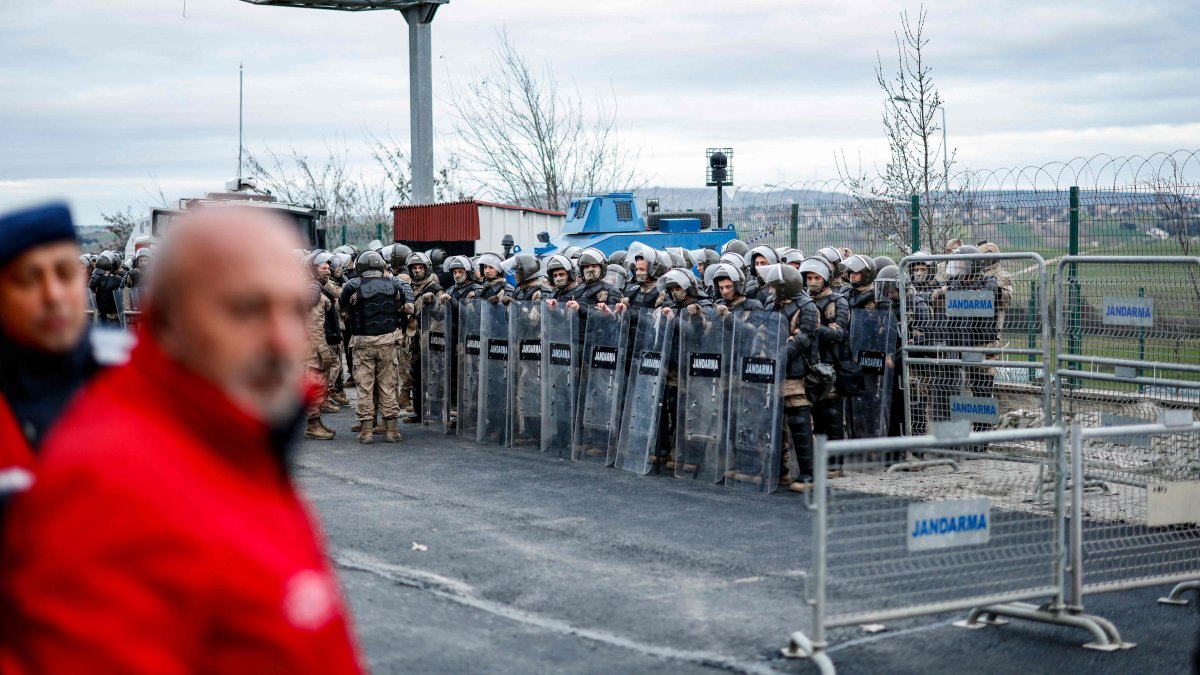 Soldiers stand guard behind barricades in front of the courthouse where Imamoğlu and others are on trial, Istanbul, Türkiye, March 9, 2026. (Reuters Photo)