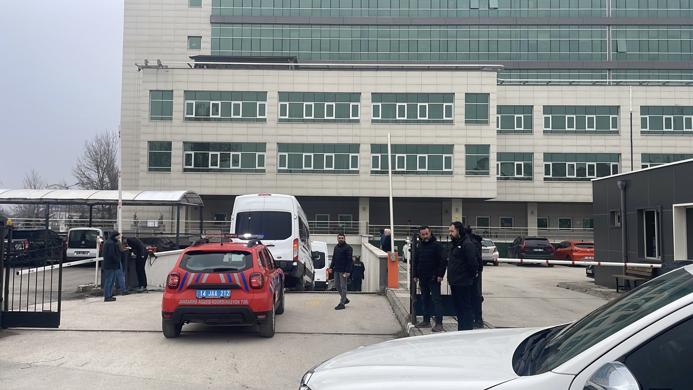 Police vehicles arrive at the courthouse in Bolu as 13 suspects, including Mayor Tanju Özcan, are brought in for questioning in a corruption probe, northwestern Bolu province, Türkiye, March 2, 2026. (AA Photo)