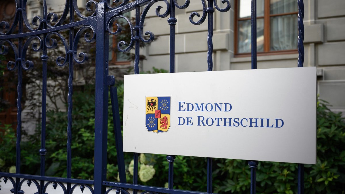 The logo of Swiss private banking Edmond de Rothschild is pictured on the facade of a building hosting a branch of the bank, in Lausanne, Aug. 19, 2020. (AFP Photo)