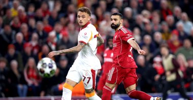 Liverpool's Mohamed Salah (R) in action against Galatasaray's Noa Lang during the UEFA Champions League Round of 16 2nd leg match between Liverpool and Galatasaray, Liverpool, U.K., March 18, 2026. (EPA Photo)
,