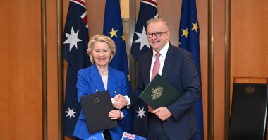 President of the European Commission Ursula von der Leyen (L) and Australian Prime Minister Anthony Albanese pose with a signed joint statement during a ceremony at Parliament House, Canberra, Australia, March 24, 2026. (Reuters Photo)