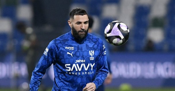 Al Hilal's Karim Benzema warms up before the Saudi Pro League match against Al Fateh at Prince Abdullah bin Jalawi Stadium, Hofuf, Saudi Arabia, Mar. 14, 2026. (AFP Photo)