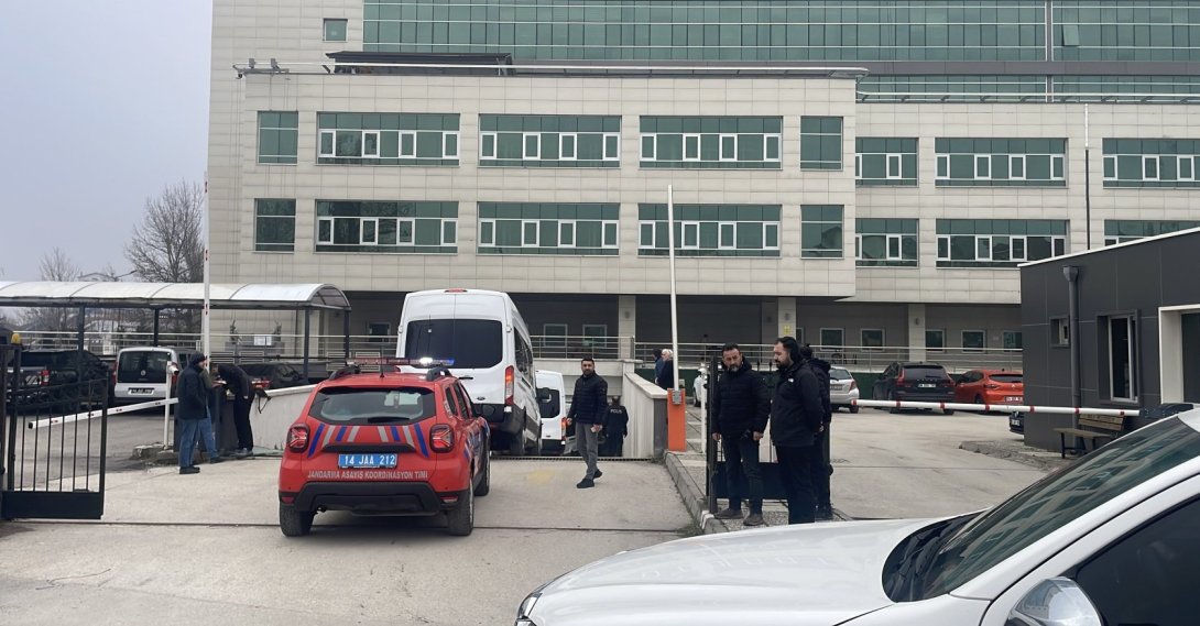 Police vehicles arrive at the courthouse in Bolu as 13 suspects, including Mayor Tanju Özcan, are brought in for questioning in a corruption probe, northwestern Bolu province, Türkiye, March 2, 2026. (AA Photo)