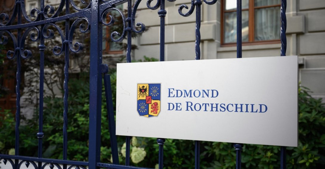 The logo of Swiss private banking Edmond de Rothschild is pictured on the facade of a building hosting a branch of the bank, in Lausanne, Aug. 19, 2020. (AFP Photo)