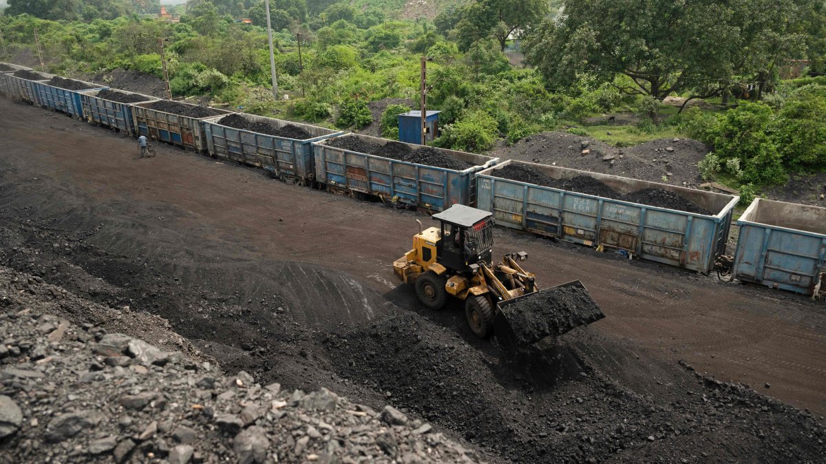 A worker operates a wheel loader to convey heaps of raw coal into train carriages, excavated from an open-cast mine on the outskirts of Dhanbad, India, Aug. 13, 2025. (AFP Photo)