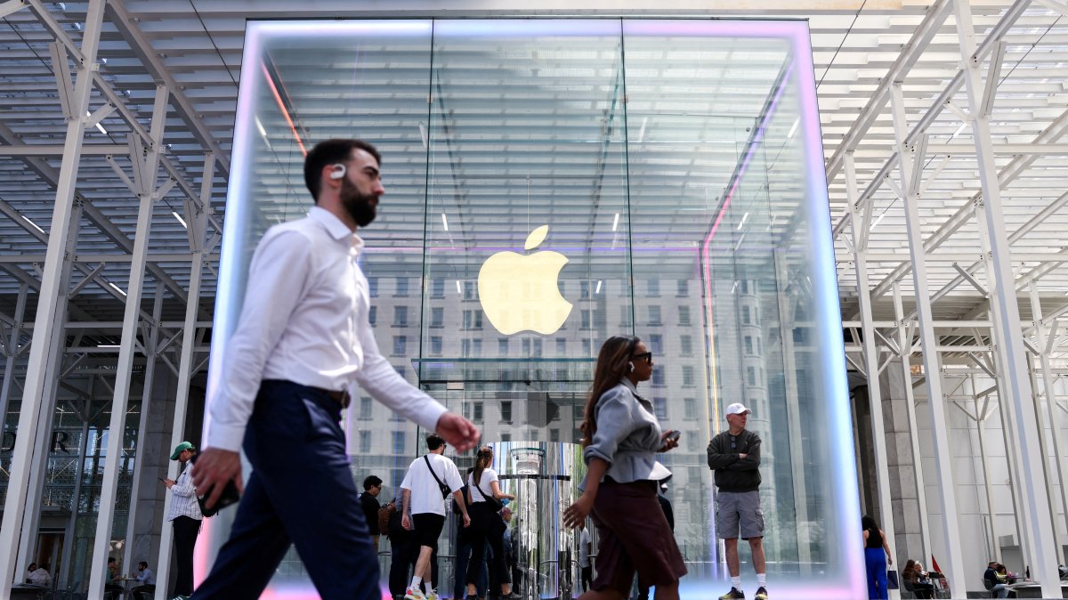 People walk by the Apple store on Fifth Avenue in New York City, U.S., May 1, 2025. (Reuters Photo)
