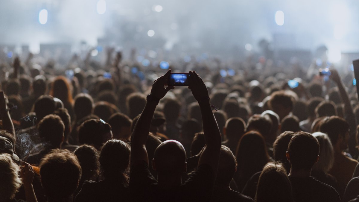 Simge Sağın, Serkan Kaya and Özcan Deniz were among the performers at the festive concerts. (Getty Images Photo)