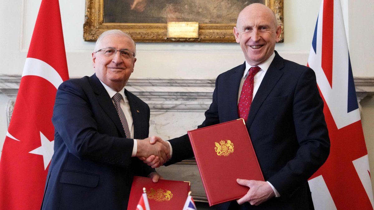 British Defense Secretary John Healey (R) and Defense Minister Yaşar Güler (L) shake hands after signing an agreement that allows Türkiye to purchase 20 Eurofighter Typhoon jets, London, U.K., March 25, 2026. (AFP Photo)