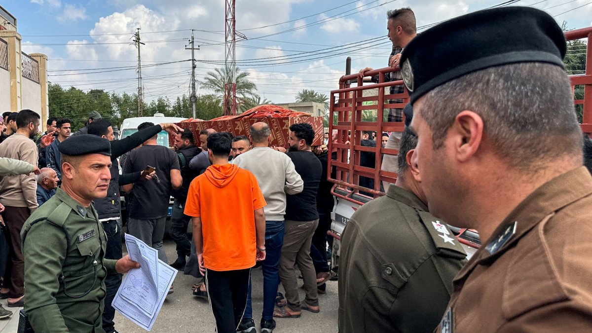 Relatives carry the coffin of an Iraqi soldier killed in an airstrike near an army medical centre in western Anbar, Iraq, March 25, 2026. (Reuters Photo)