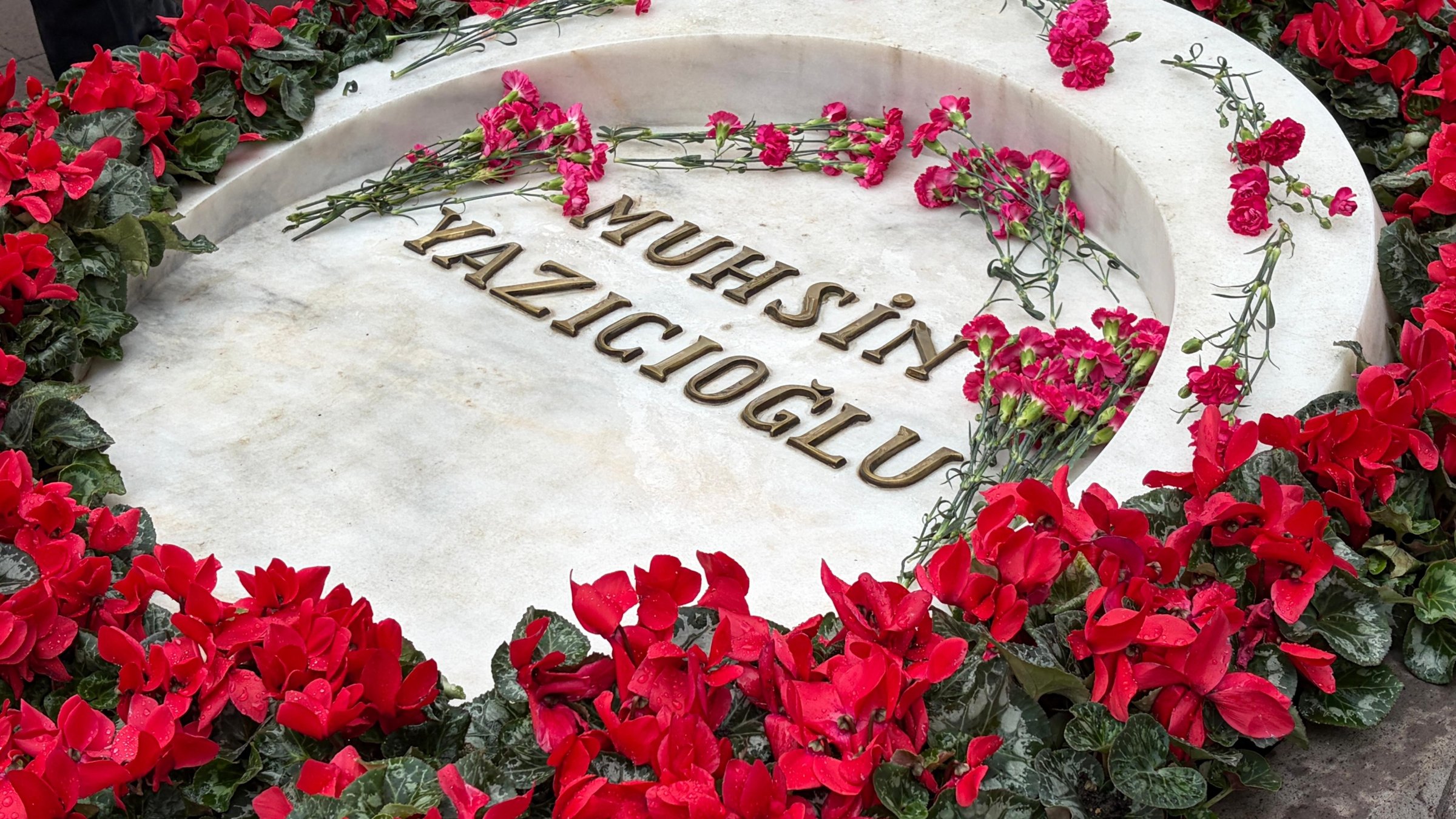 Muhsin Yazıcıoğlu’s grave is adorned with roses, Ankara, Türkiye, March 25, 2026. (IHA Photo)