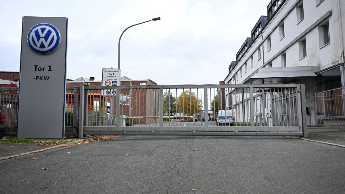 The logo of Europe’s largest carmaker Volkswagen AG is seen at the closed Gate 1 of the Volkswagen Osnabrueck plant during a briefing of the Works Council about VW's plans to close down three plants and lay off thousands of employees in Osnabrueck, Germany, Oct. 28, 2024. (Reuters File Photo)
