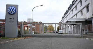 The logo of Europe’s largest carmaker Volkswagen AG is seen at the closed Gate 1 of the Volkswagen Osnabrueck plant during a briefing of the Works Council about VW's plans to close down three plants and lay off thousands of employees in Osnabrueck, Germany, Oct. 28, 2024. (Reuters File Photo)