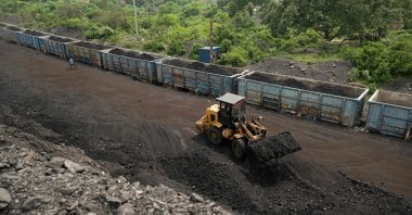A worker operates a wheel loader to convey heaps of raw coal into train carriages, excavated from an open-cast mine on the outskirts of Dhanbad, India, Aug. 13, 2025. (AFP Photo)